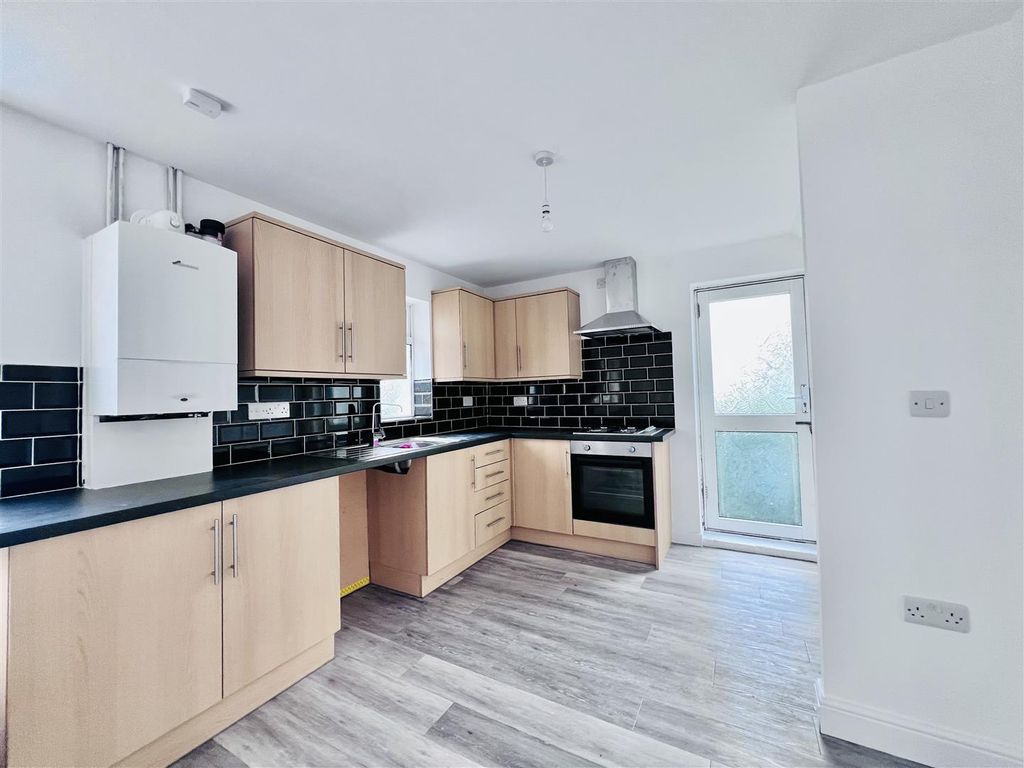 Property photo 3 of 14 Kitchen
