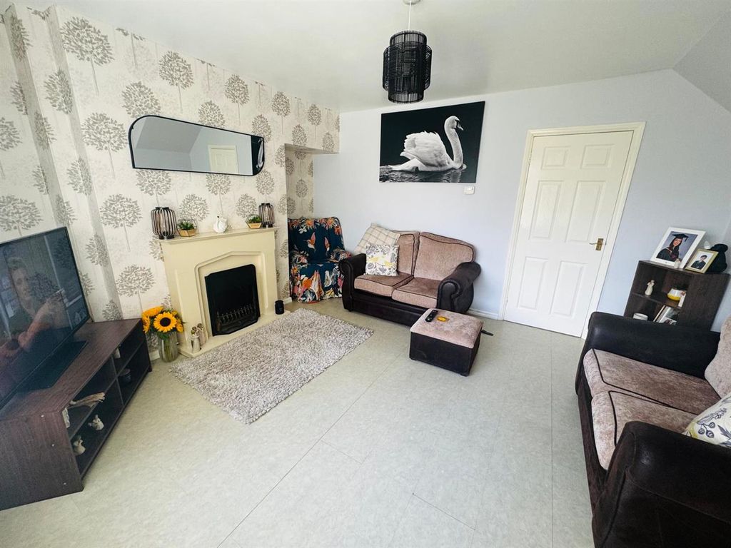 Property photo 3 of 11 Lounge
