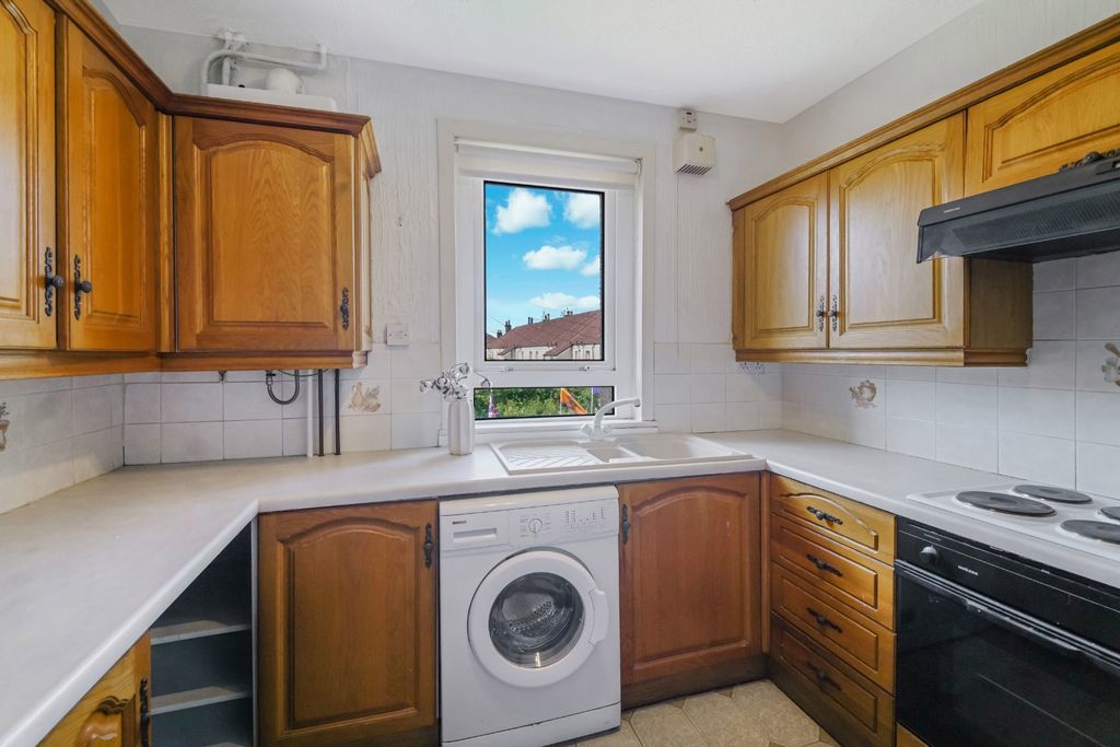 Property photo 3 of 11 Kitchen