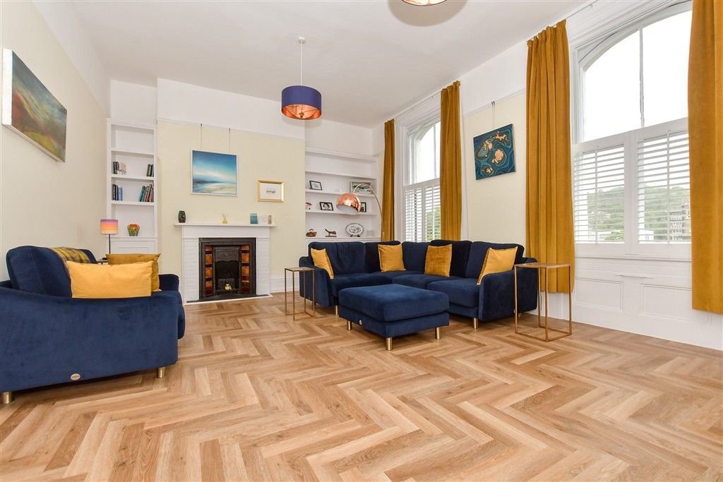 Property photo 3 of 13 Lounge
