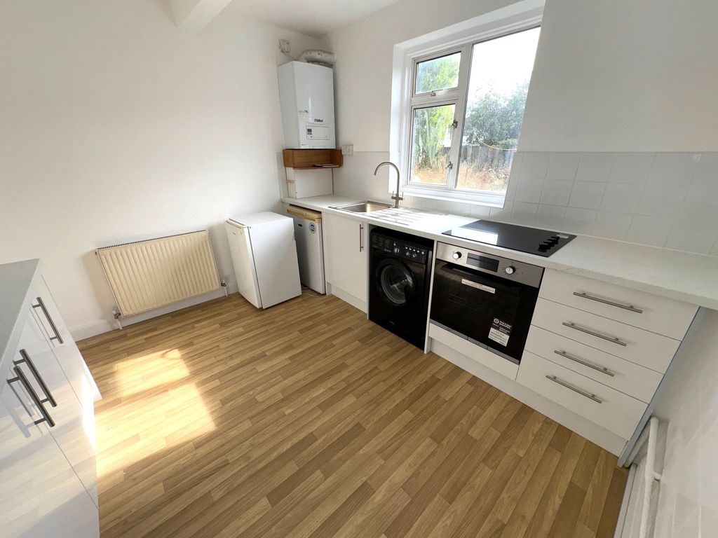 Property photo 2 of 9 32Ivyclosekitchen3