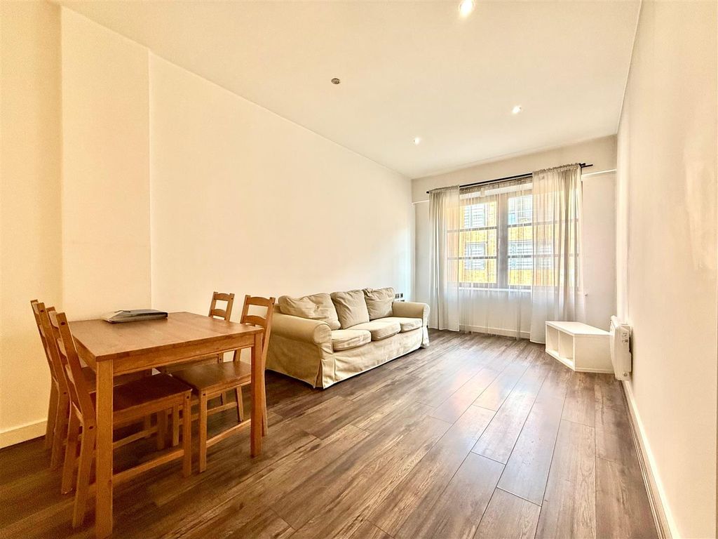 Property photo 3 of 11 1E0c8c8c-d1dc-47A8-B6d2-05A226c85B77.Jpg