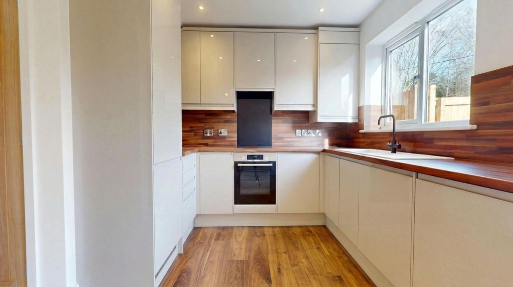 Property photo 3 of 16 4555192