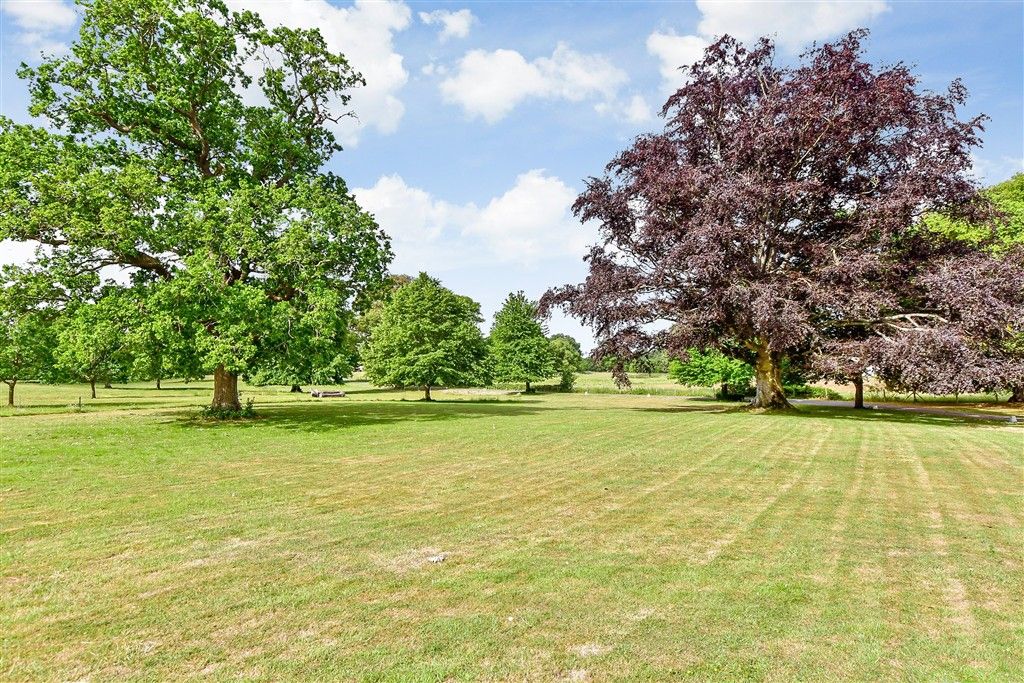 Property photo 3 of 13 Communal Gardens
