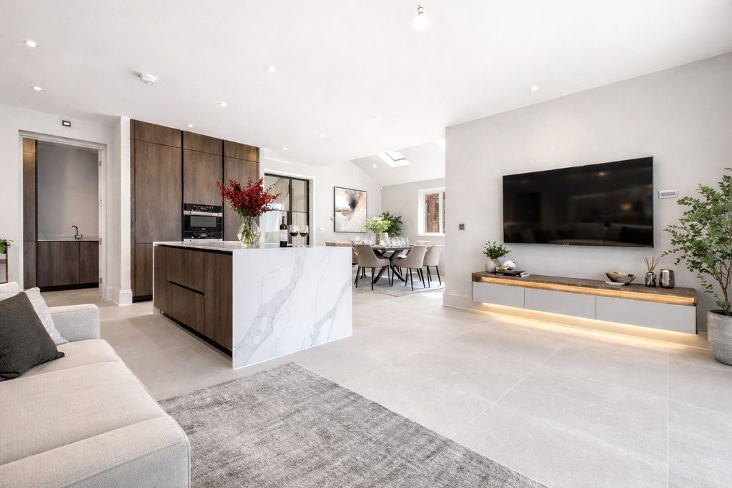 Property photo 2 of 21 Kitchen/Sitting