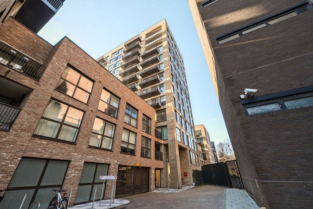 Property photo 1 of 20 1400435-1-69677Fa...