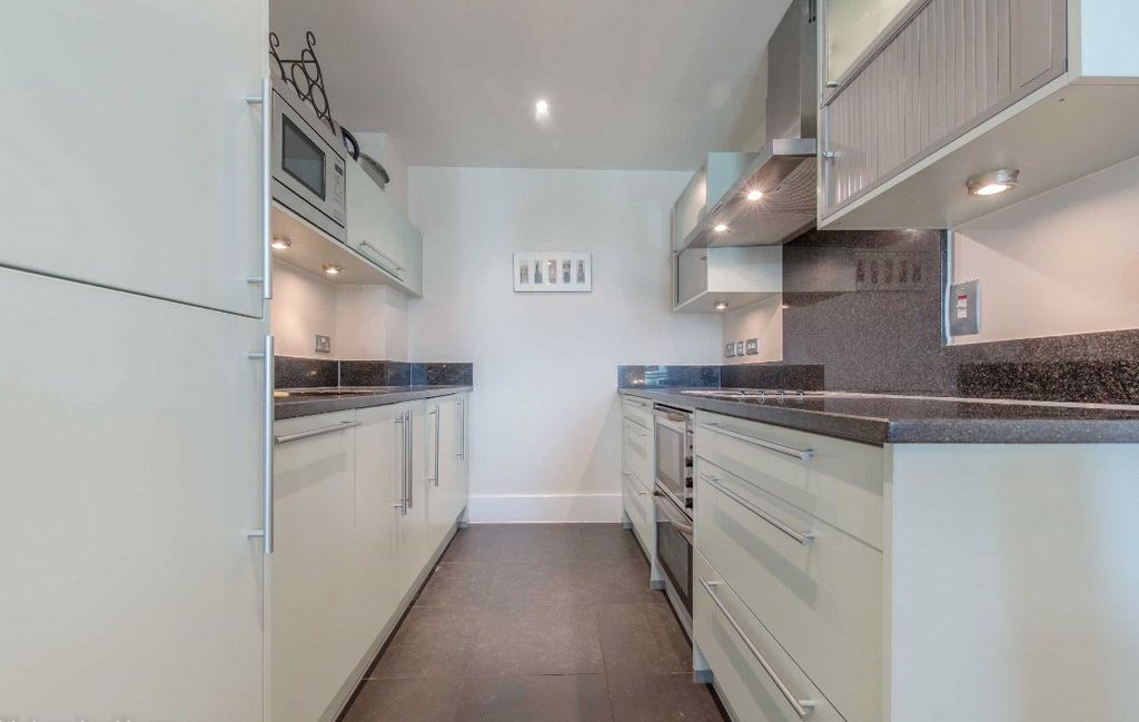 Property photo 3 of 10 Kitchen