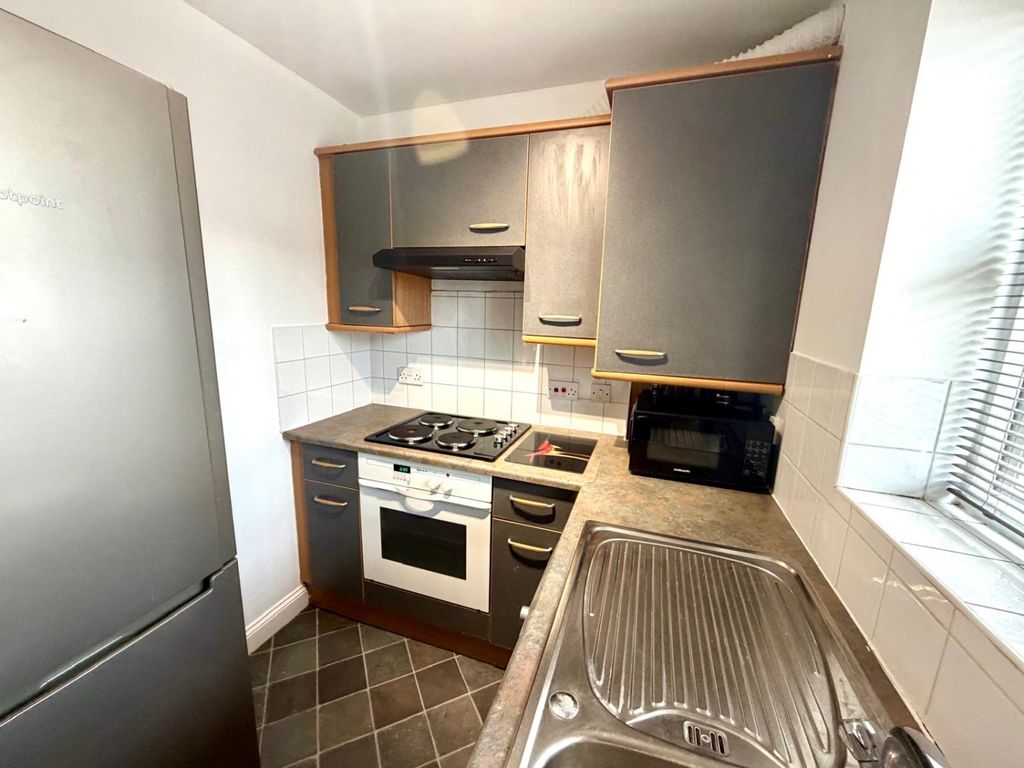 Property photo 3 of 6 Kitchen