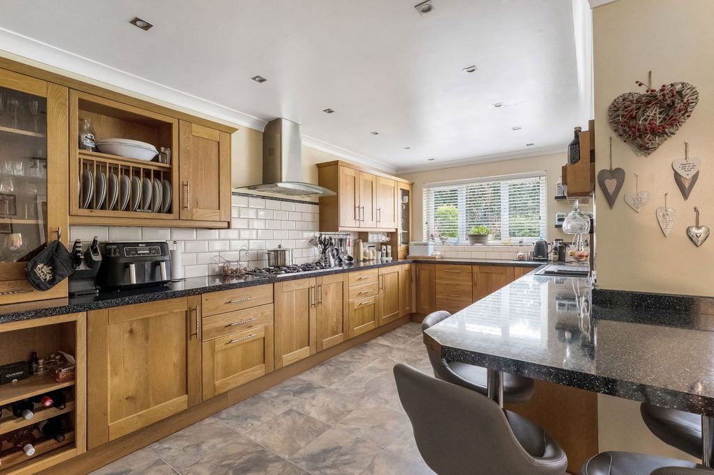 Property photo 3 of 28