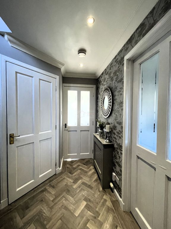 Property photo 2 of 20 Hallway.Jpg