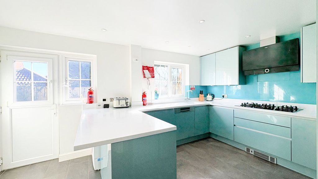 Property photo 3 of 21