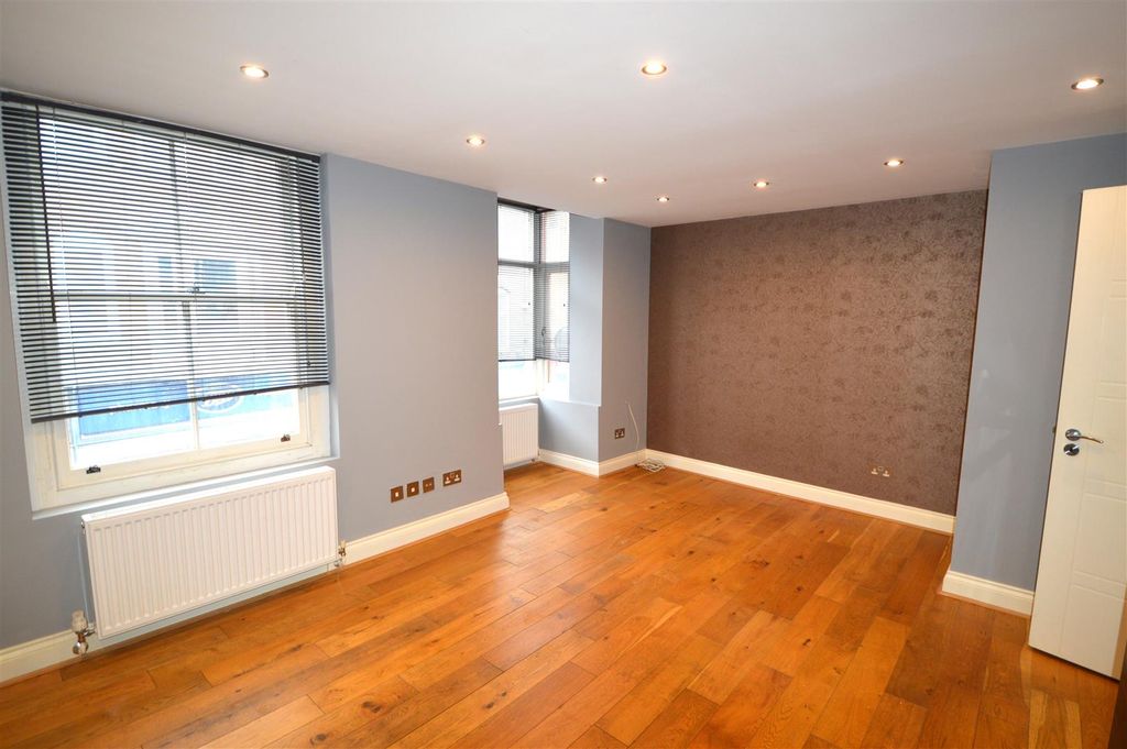 Property photo 2 of 8 Lounge.Jpg