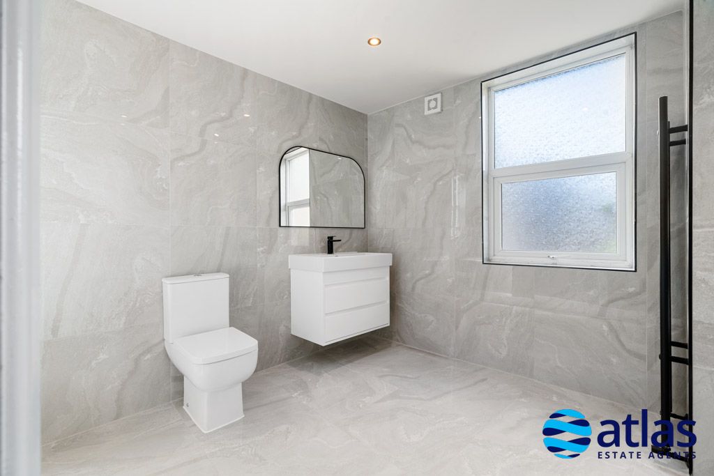 Property photo 3 of 27 Bathroom