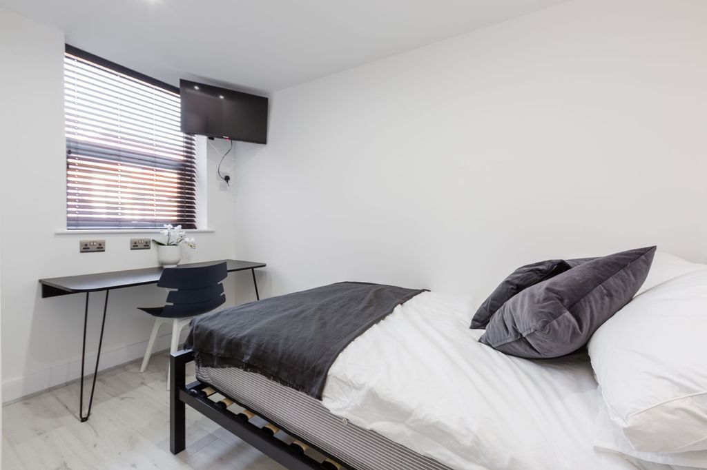 Property photo 3 of 4 A Bright, Modern Double Bedroom Featuring A Tidy B...