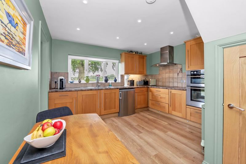 Property photo 3 of 25 Kitchen/Breakfast Room