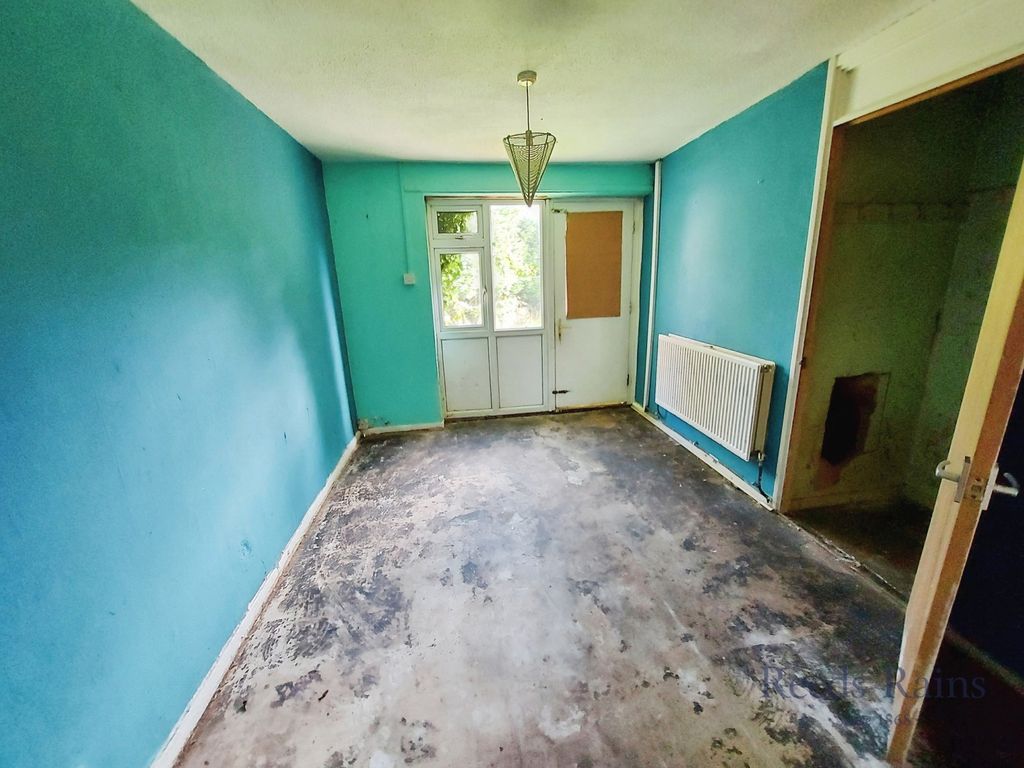 Property photo 3 of 11 Dining Area
