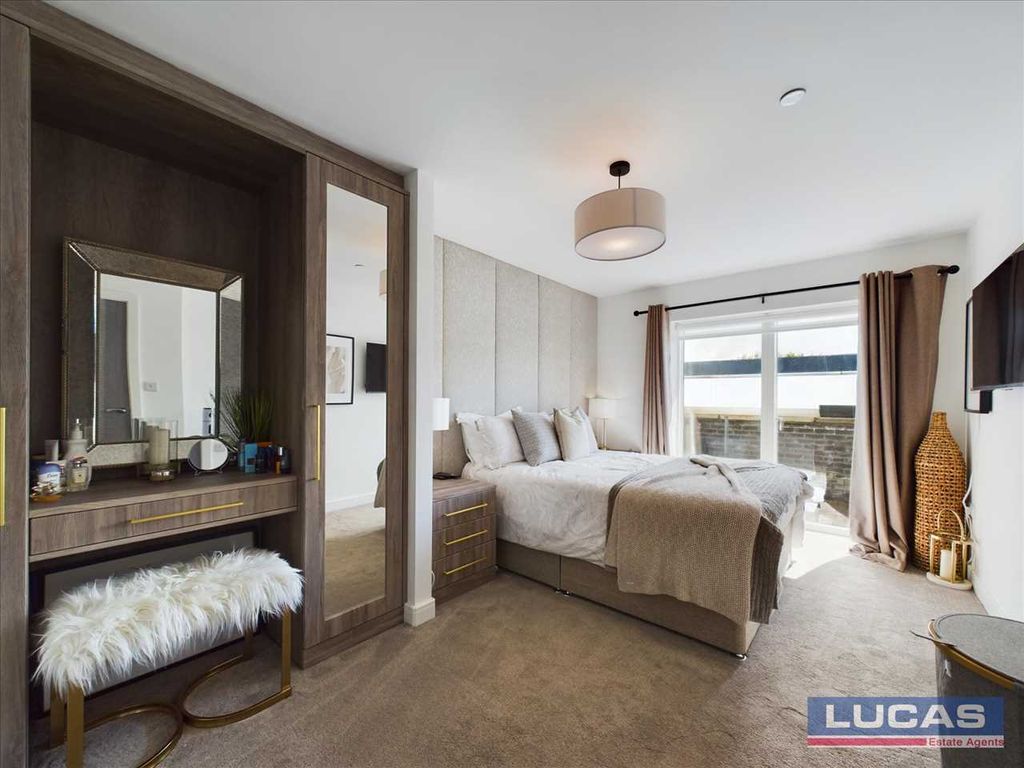 Property photo 3 of 22 Main Bedroom En Suite