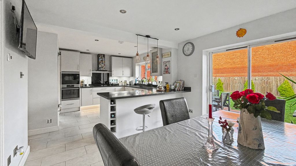 Property photo 2 of 18 4405401