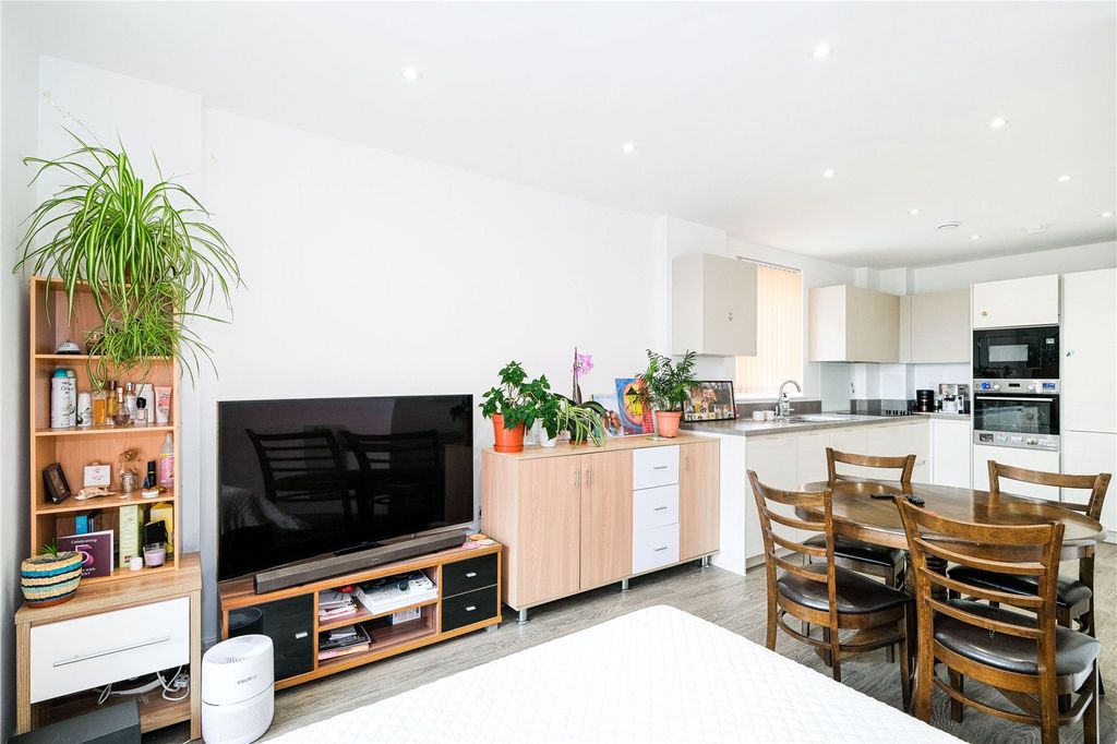 Property photo 2 of 9 Reception/Kitchen