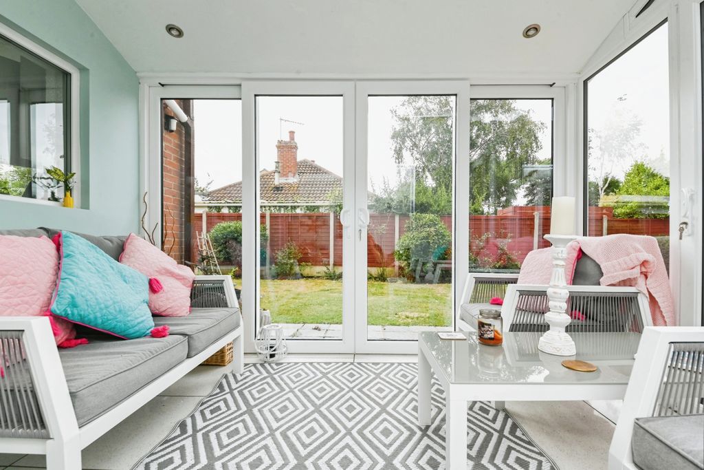 Property photo 3 of 20 Conservatory