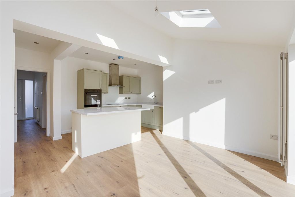 Property photo 3 of 18 6111.Jpg