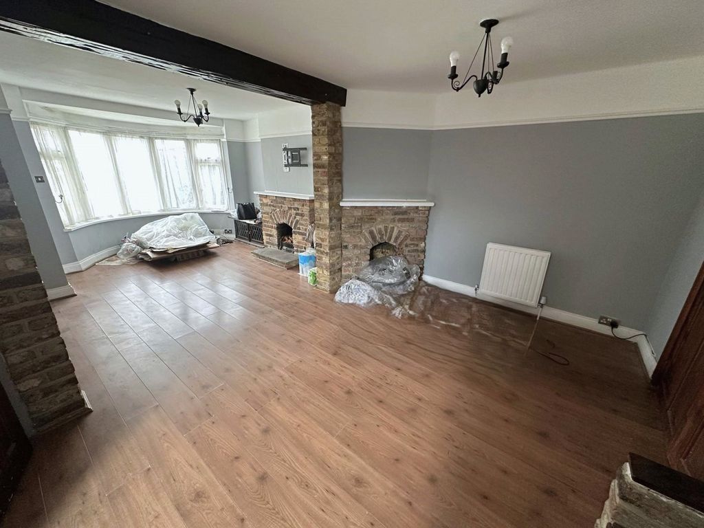 Property photo 2 of 14 Lounge