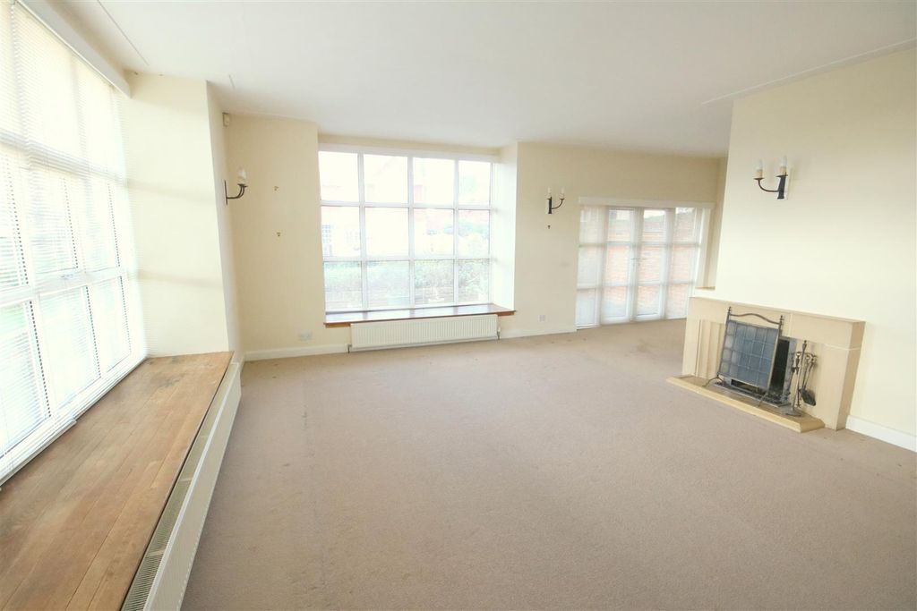 Property photo 2 of 18 Lounge