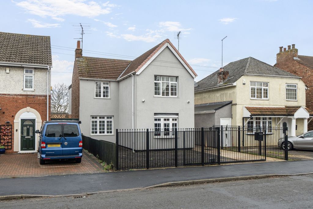 Property photo 1 of 14 Mayors Walk - Front