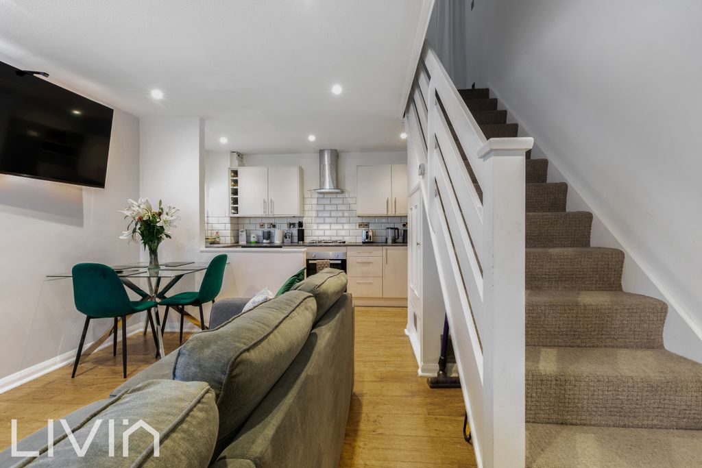 Property photo 2 of 10 Penfold Close 7 -26