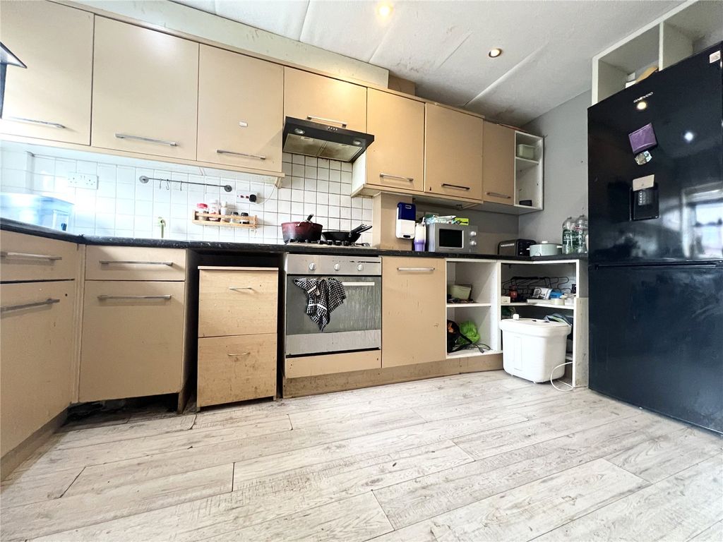 Property photo 3 of 11 Kitchen
