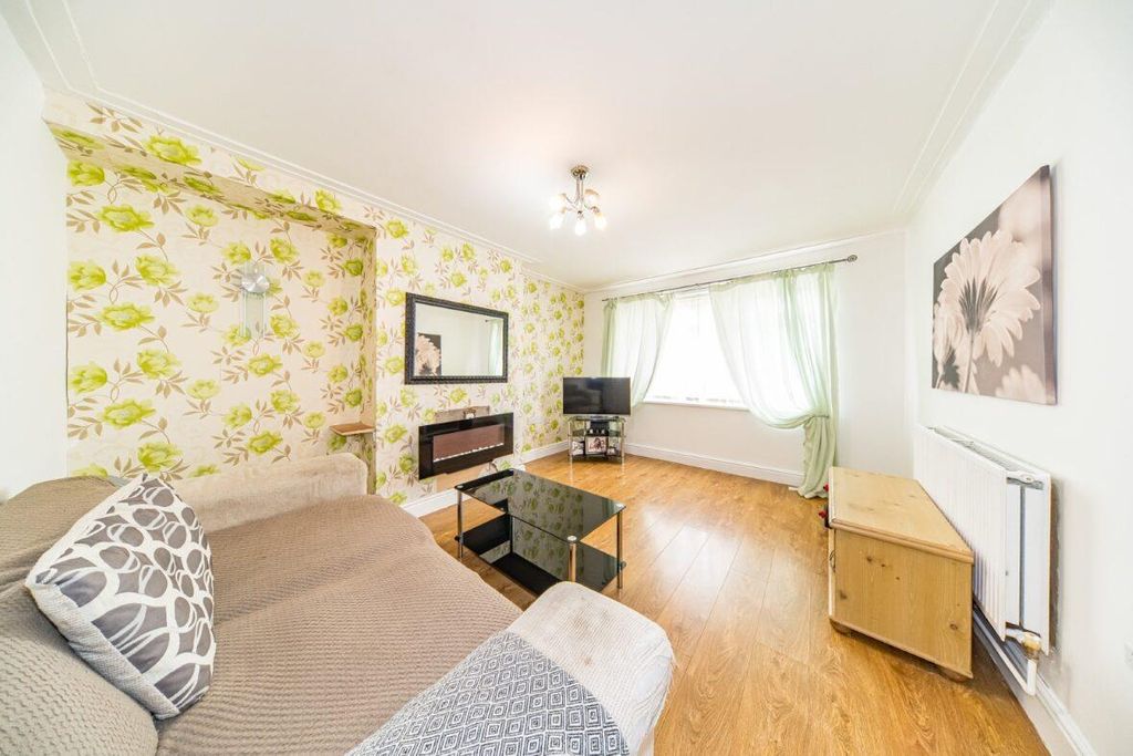 Property photo 2 of 13 104 Astley Road Lounge.Jpg