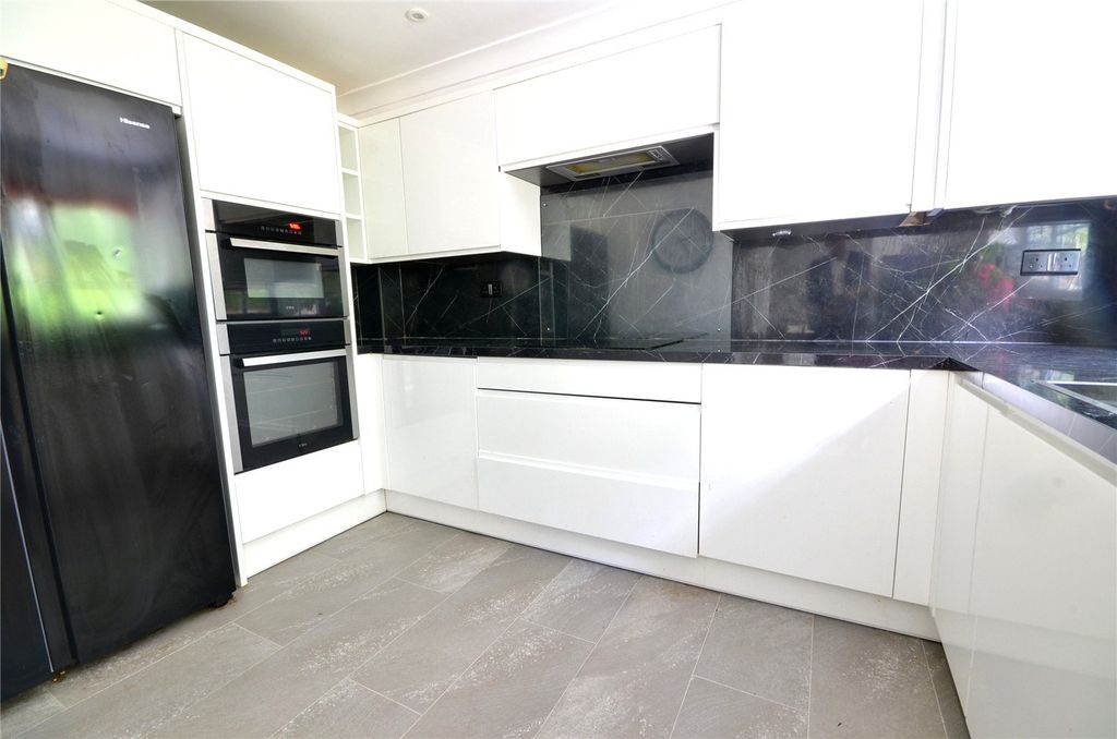 Property photo 3 of 18 Kitchen