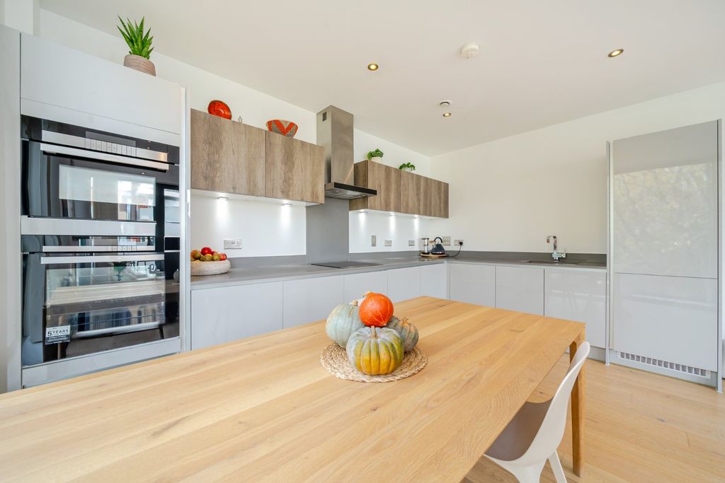 Property photo 2 of 18 Picture No. 16