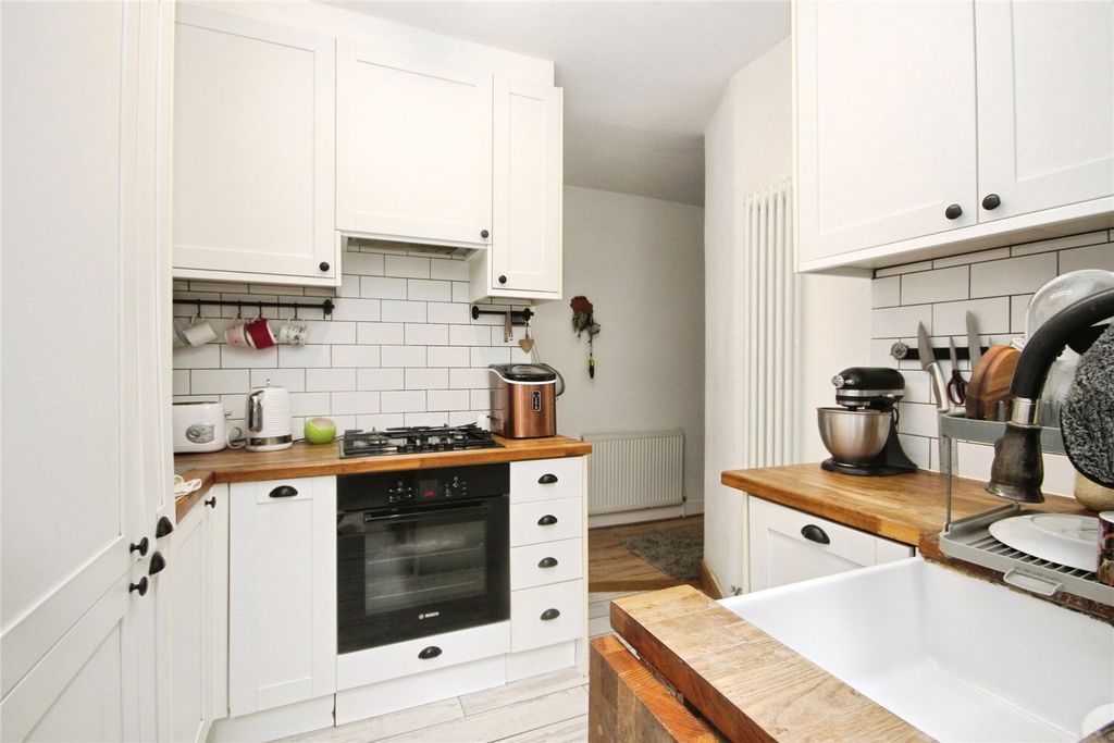 Property photo 2 of 10 Kitchen