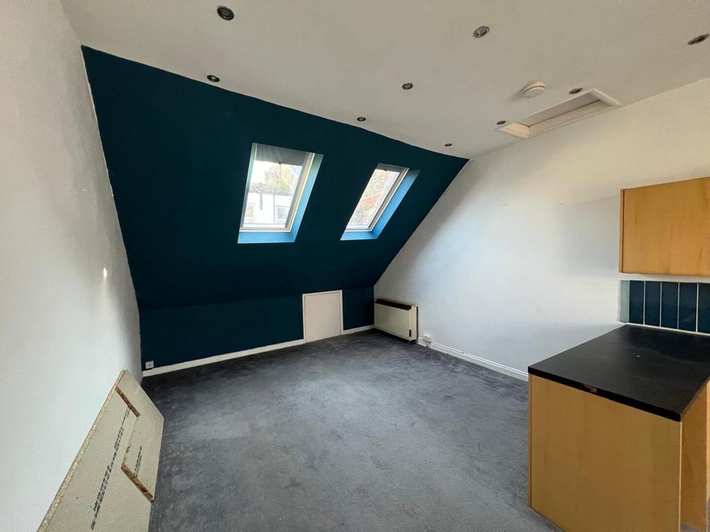 Property photo 3 of 8 Lounge