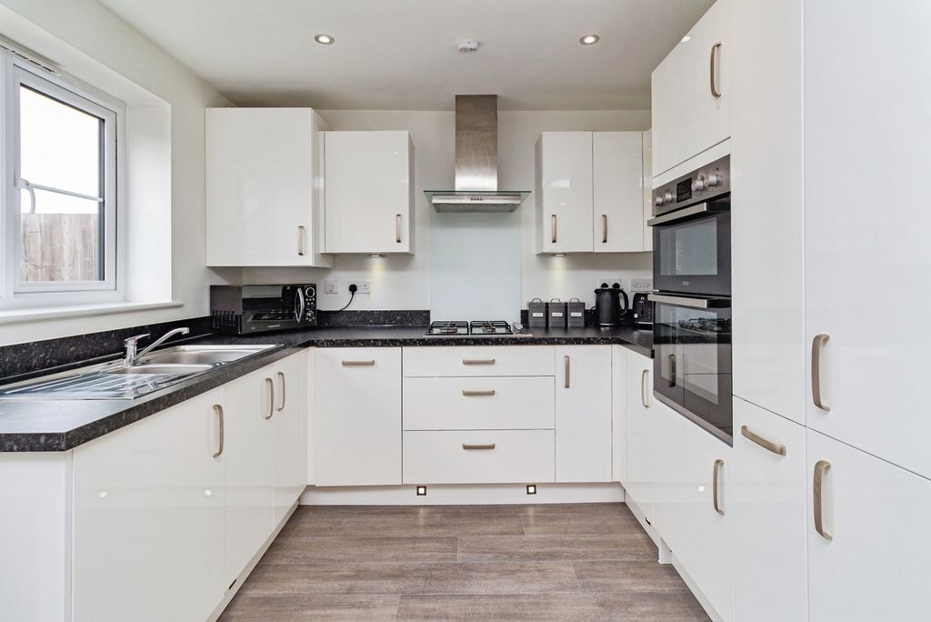 Property photo 3 of 15 Kitchen/Diner