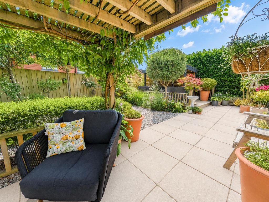 Property photo 2 of 26 4 Eaton Close - Garden.Jpg