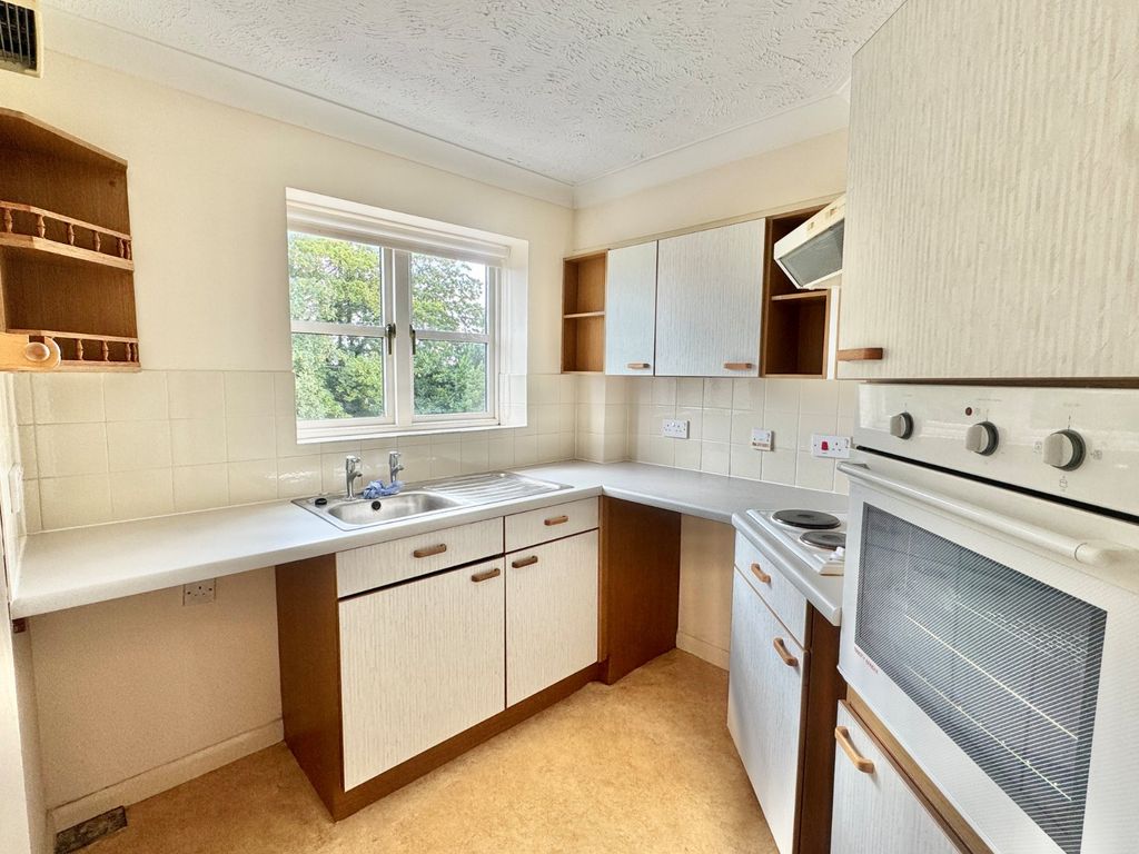Property photo 3 of 9 Kitchen