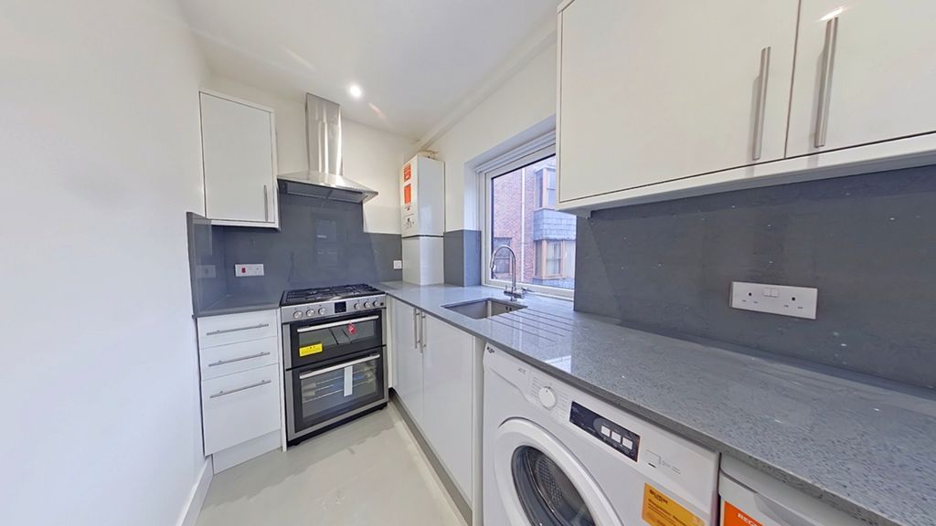 Property photo 3 of 8 Kitchen