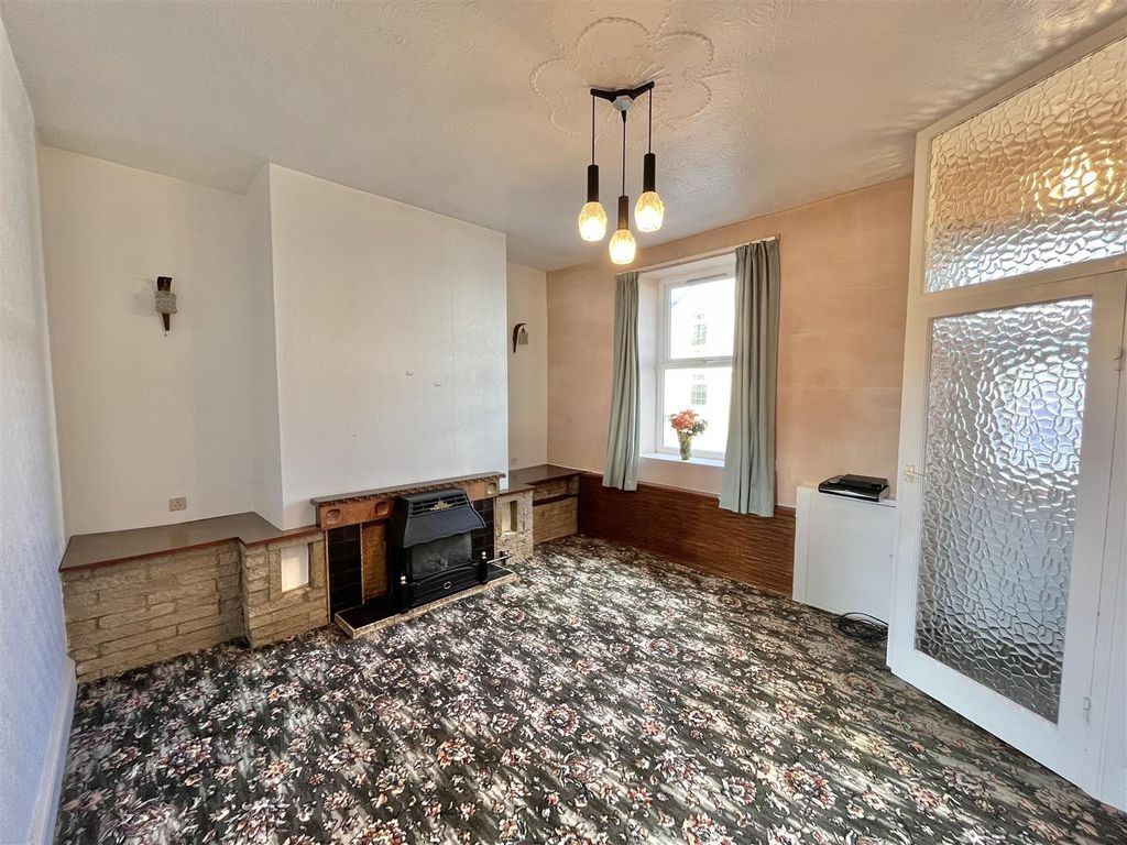 Property photo 3 of 15 Lounge