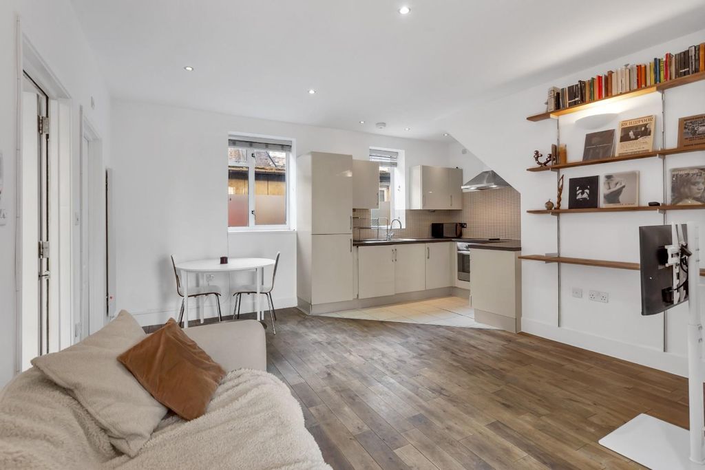 Property photo 3 of 10 Reception/Kitchen