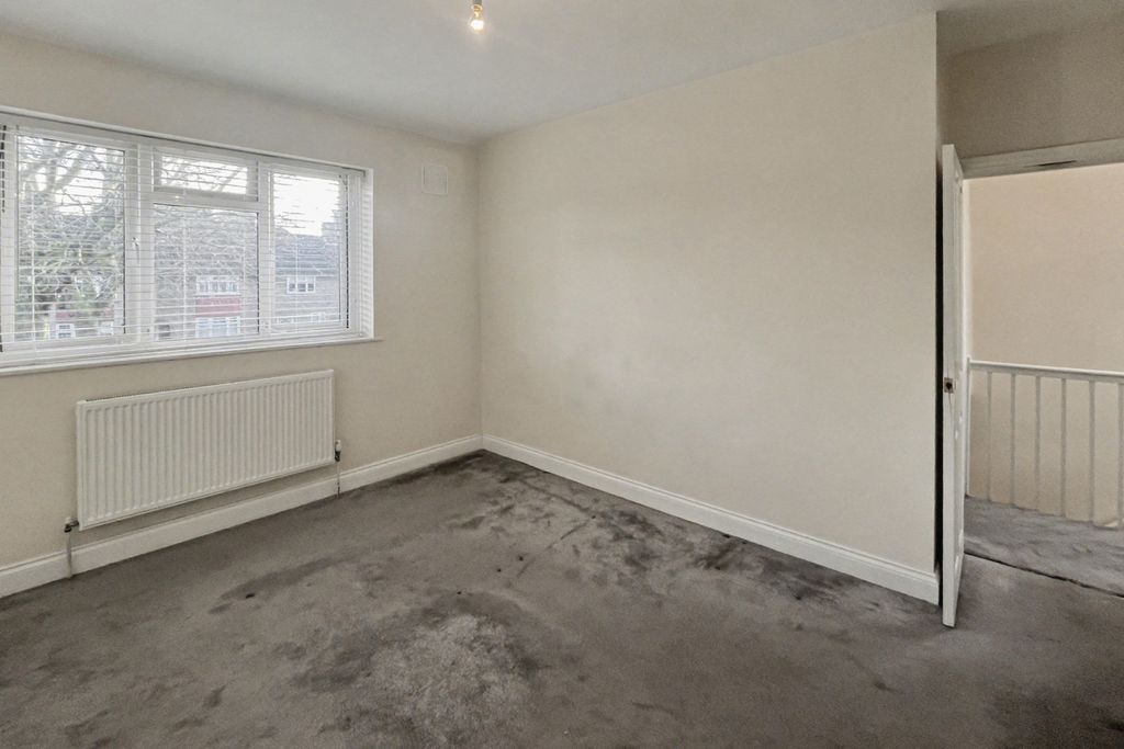 Property photo 3 of 15 375 Downham Way, Bromley, Kent, Br1 5Ew