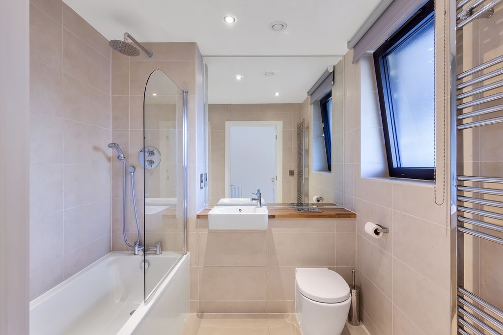 Property photo 3 of 7 Bathroom - Euler Cou