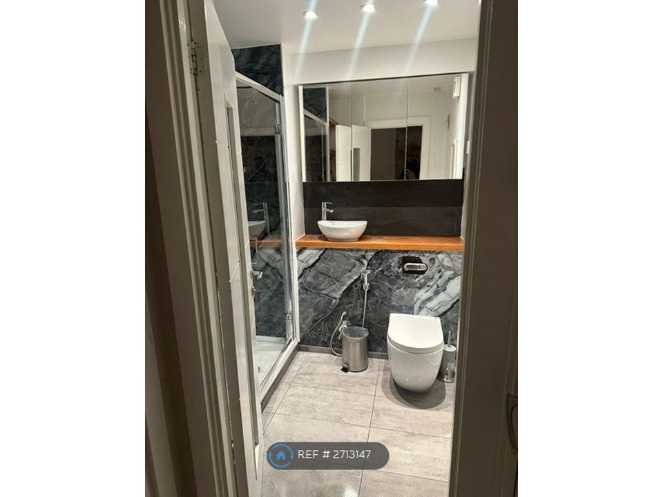 Property photo 2 of 9 Bathroom