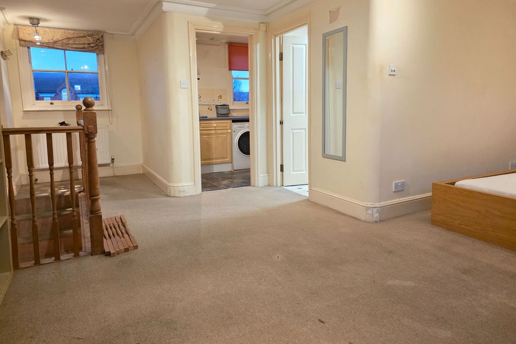 Property photo 2 of 11 56c Knights Hill, West Norwood, London Se27 0Jd