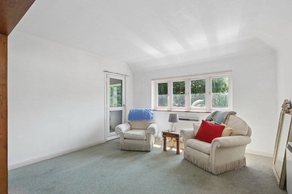 Property photo 3 of 10 Snug