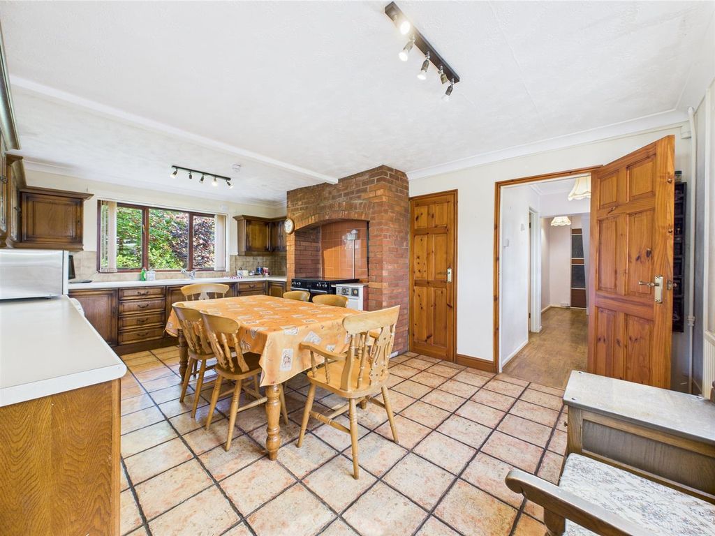 Property photo 2 of 31 Cam04116G0-Pr0175-Still016.Jpg