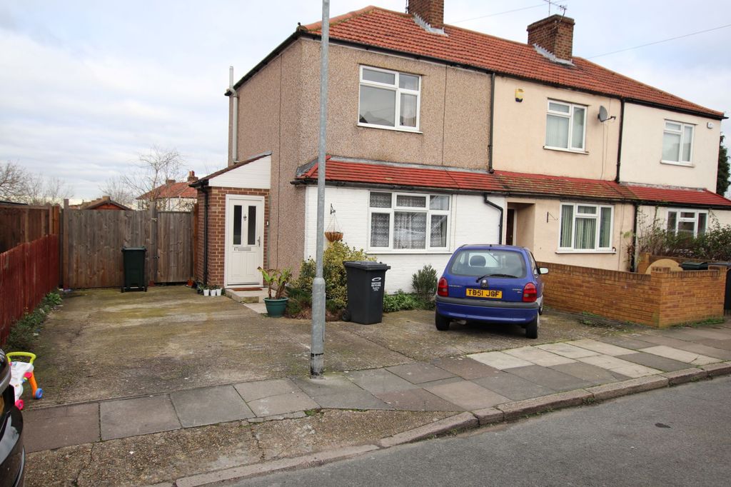 Property photo 1 of 7 2 Bed End Terrace To Rent Barham Road, Dartford Da1