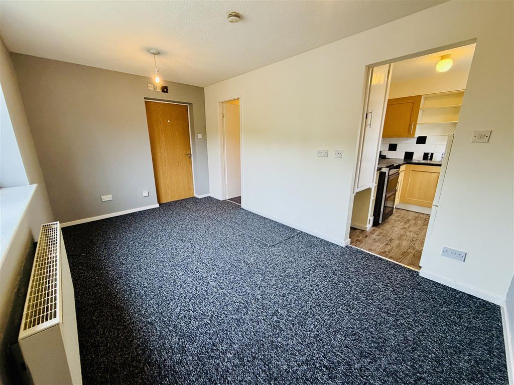Property photo 3 of 13 Lounge/Bedroom