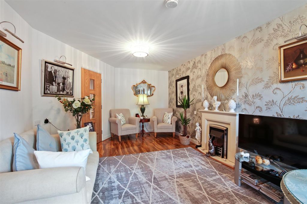 Property photo 3 of 15 Lounge .Jpg